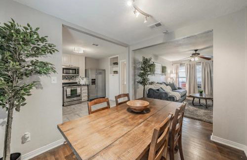 KING BED-Pet Friendly- Sleeps 7- Close to Everything-TCU-Magnolia-Cultural District-Hospitals-At&T Stadium - Foto 12