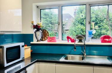 2BR Comfortable Spacious Furnished Property with Parking - Foto 6