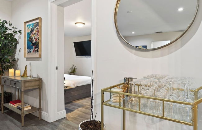 Hot Tub, Firepit, Deck | 10mins to Beach | Middle Terrace Cottage by AvantStay - Foto 9