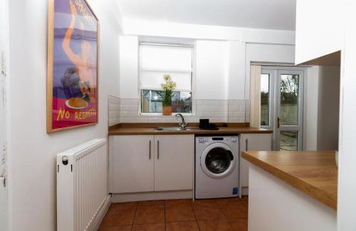 Stylish Comfort: 2BR Home in the Heart of Wigan - Foto 20