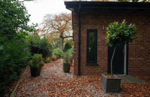 Luxury Coach house next to woodland in Knutsford - Photo 33