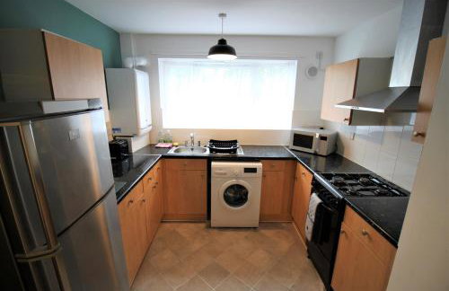 H21 -3 bed Close to Town Drive Parking 2 toilets Contractor Digs - Photo 24