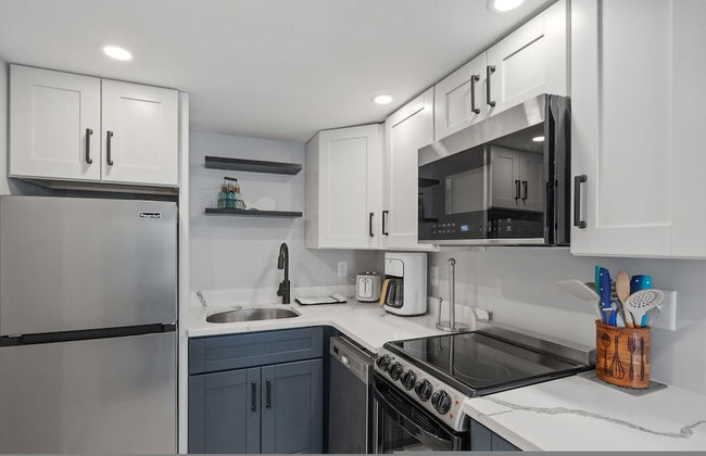 Modern Condo Perfect For Winter Rental - Photo 1