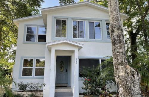 Spacious renovated 4br downtown home w firepit sleeps 8+ - Photo 1