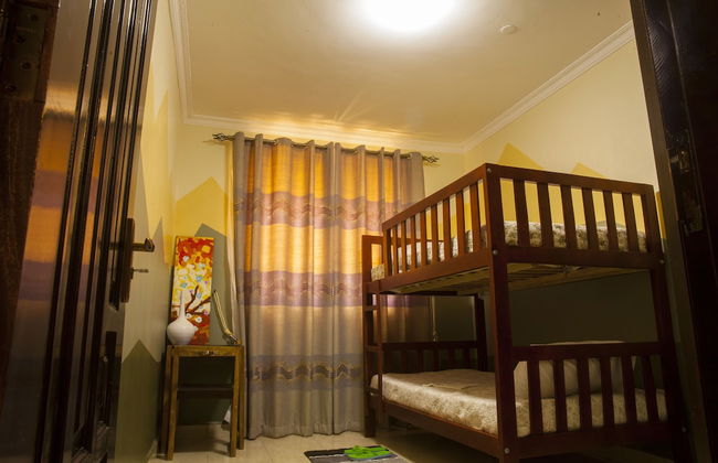 Three Bedroom art themed apartment - Photo 7