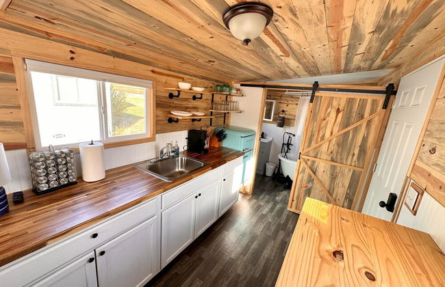 Enchanting Getaway: Farmhouse and Tiny House Duo - Foto 21