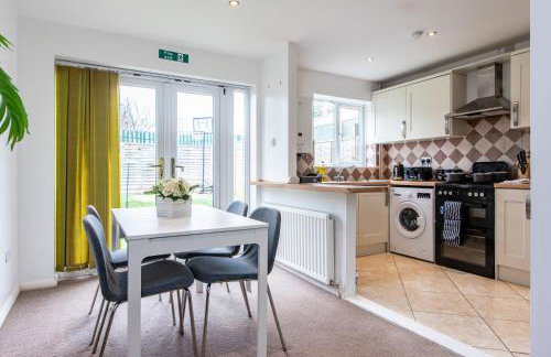 Comfortable 3-Bedroom House with Private Driveway in Bedford - Foto 4