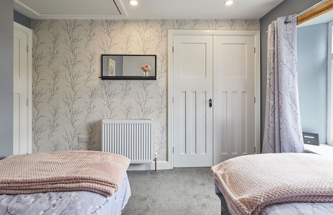 Host Stay Castle View Cottage - Photo 16