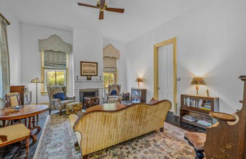 The Manor - Historic Mansion, Wifi, Covered Porch, Screen Porch, King Bed, Walk to Spas, Shops & Restaurants - Foto 9