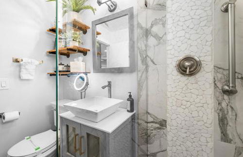 Coastal Harbor, King Bed, Pickleball Gear, Golf set, BBQ- 1 dollar rides to Beach, by Maven Vacation Rentals - Foto 54