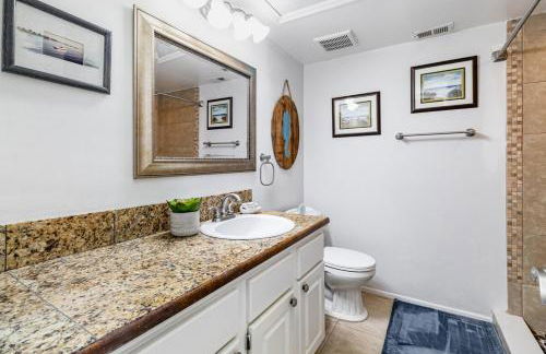 Tranquil Condo Walk to Beach - Foto 25