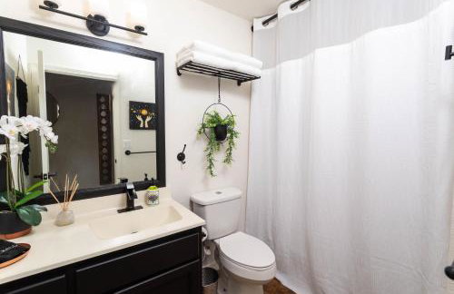 Luxe Boutique-Style Home w/Indoor Hot Tub - Foto 26