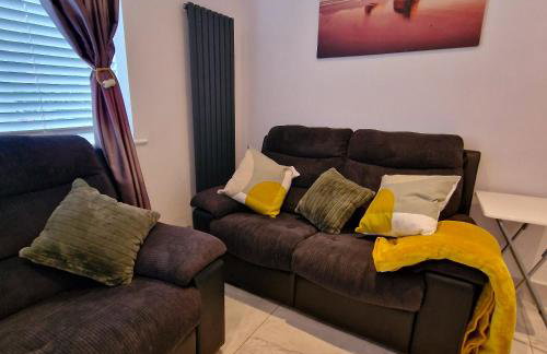 Delightful & Spacious Guest House in Farnworth Near Bolton Hospital - Foto 3