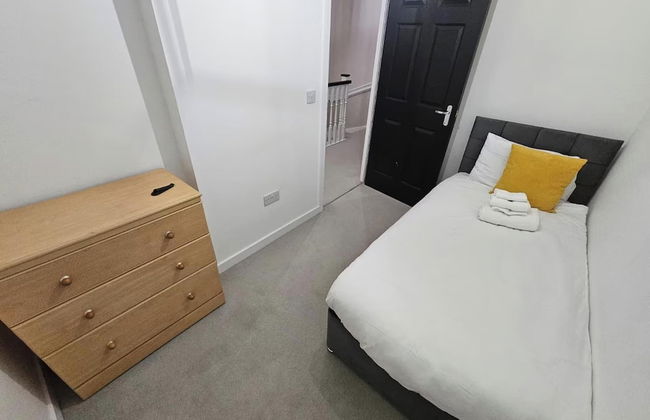 Charming 3 Bed Home in Stepps, Glasgow - Garden & Patio - Photo 7