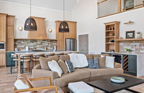 NEW Spacious Clarkson Getaway w Games & Yard - Foto 8