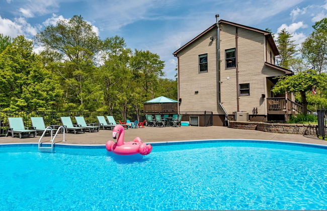 Family Fun Oasis Hot Tub Steam Room Pool Stream Firepit Games - Foto 9