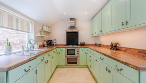 Charming 2 Bed Property - Foto 1, stove, dishwasher