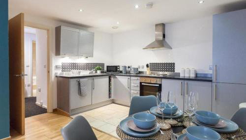 Elegant City Retreat Contemporary 2BR 2BA Netflix Included - Photo 5, stove, heating, toaster