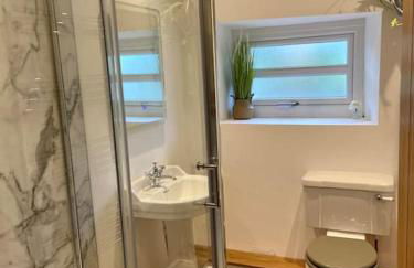 Delightful 3 bed cottage with hot tub & sea views. - Photo 18