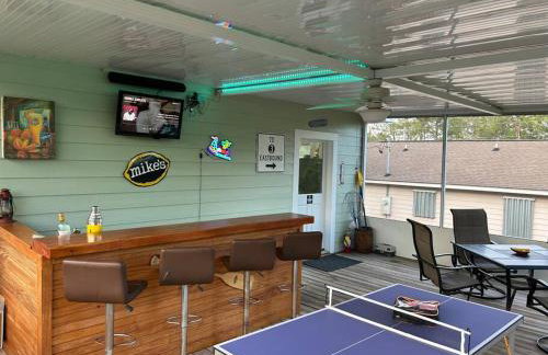 Bay Breeze Bliss-Hot Tub, Bar and Canal 5mi to Beach - Foto 2