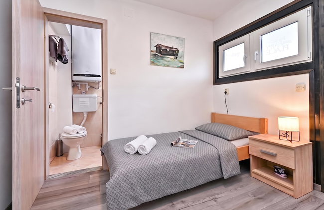 Holiday House Dora - Nice home with nice forest view and Outdoor swimming pool, Whirlpool-Jacuzzi, Sauna, 2 bedrooms and WiFi - Foto 8