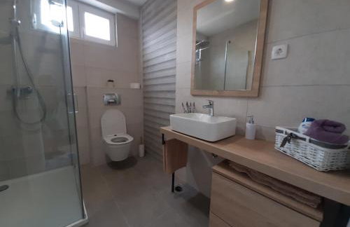 Vacation house with private pool and yard - Photo 10