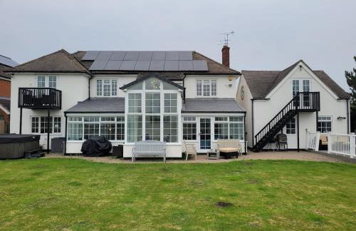 Spacious 5 Bed & Hot Tub Sleeps 12, near Stratford upon Avon - Foto 4