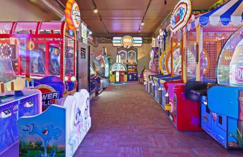 Family Getaway - Outdoor Activity Oasis - Mins to Downtown and Water Parks - Jacuzzi - Game Rm - Foto 38