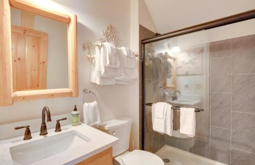 Peaceful Rhododendron Cabin with Fire Pit and Hot Tub! - Foto 18