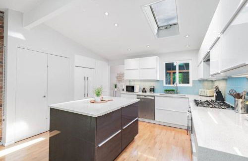 Mid-Century Modern Home - 3-Bedroom Rambler - Foto 13