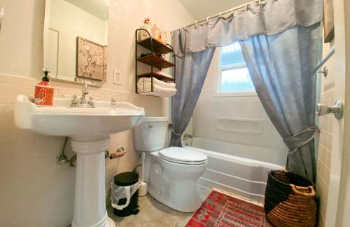 Sweet Home with Ample Parking Only 2mins to Freeway - Foto 5