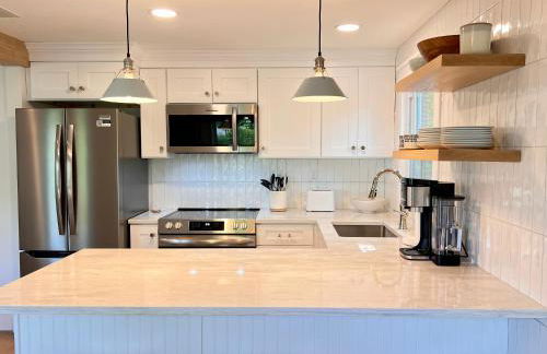 Sleeps 10, Approx 1 Mile to the Beach, Fully Renovated in 2025 - Foto 8