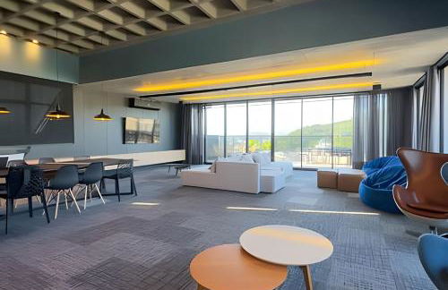 Studio moderno com cama Queen e piscina perto da Oktoberfest! - Foto 27