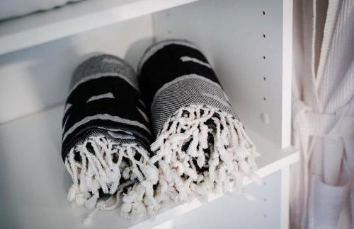 Haven at Cedar Haus Luxury 1BR Escape w Hot Tub EV Charger Gourmet Kitchen Fully Fenced Yard Dogs OK - Foto 44