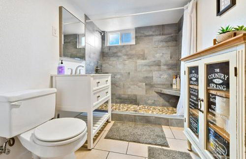 Family Perfect 4BR Home with Hot Tub, Pool Table, Fenced Yard, Cozy Fireplace, Mountain Views, Walkable Neighborhood, Near Parks, Dining, and Adventure - Foto 29