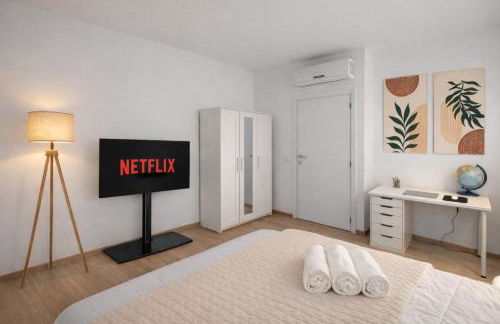 Attico Luminoso con Terrazzo e Parcheggio Gratuito - Foto 10