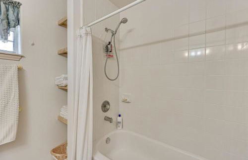 Pet-Friendly San Juan Home with Private Yard and Grill - Foto 20