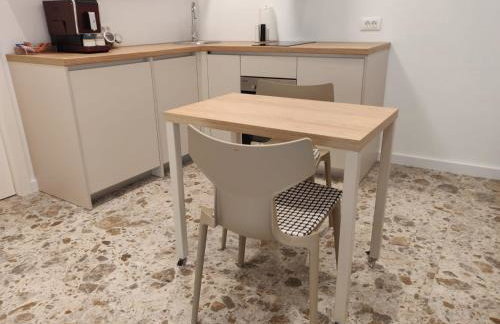 Omis apartment - near beach and town center, ground floor with small garden - Foto 21