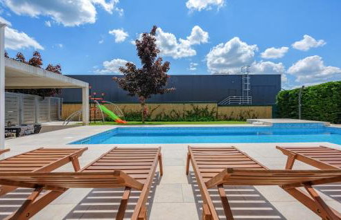 Five-Bedroom Holiday Home In Zminj - Photo 12