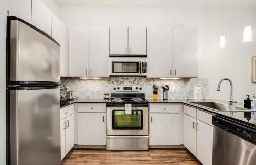 Boulevard Stays Walk to Downtown 1BR SoCo Pool Parking Gym 01 - Foto 10