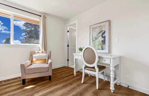 Tastefully Remodeled 4 Bedroom Home with Rainier View - Foto 24