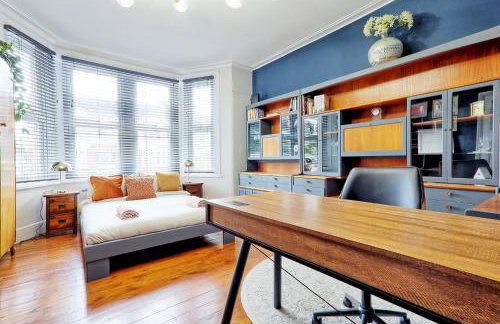 Spacious 4-Bedroom Home Near Station Seafront - Pass the Keys - Foto 31