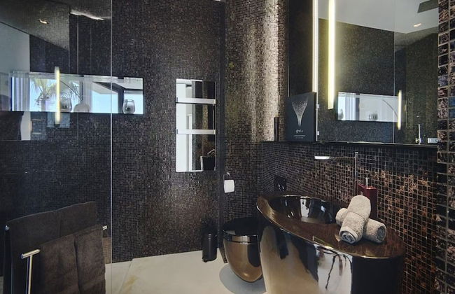 Striking Villa With Terraced Garden - Foto 17