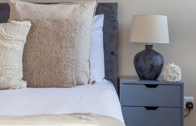 High-End 2 Bed Flat near Westfield London - Photo 11