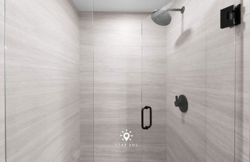 Chic 2BR Apartment Gym & Balcony Views - Foto 23