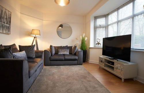 Doctors lane Stylish 3 Bedroom contractor Family House with Parking - Photo 1