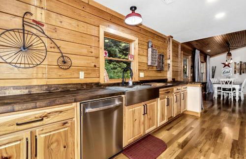 Cozy Mountain Cabin with Long-Range Views near Waterfall Park in Old Fort, NC - Foto 19