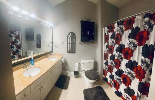 First Class Treatment Luxurious end unit Patio Pool Restaurant Bar on premises Steps away from Everything else! Spacious Condo Stocked with all You Need! - Foto 37