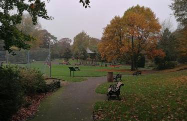 Large 2 bedroom town centre flat with free parking - Foto 39