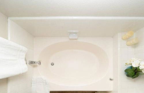 Spacious house with pool heater, hot tub, billiards - Foto 23